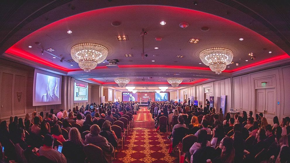 Pasionații de social media se întâlnesc la Webstock 2022!