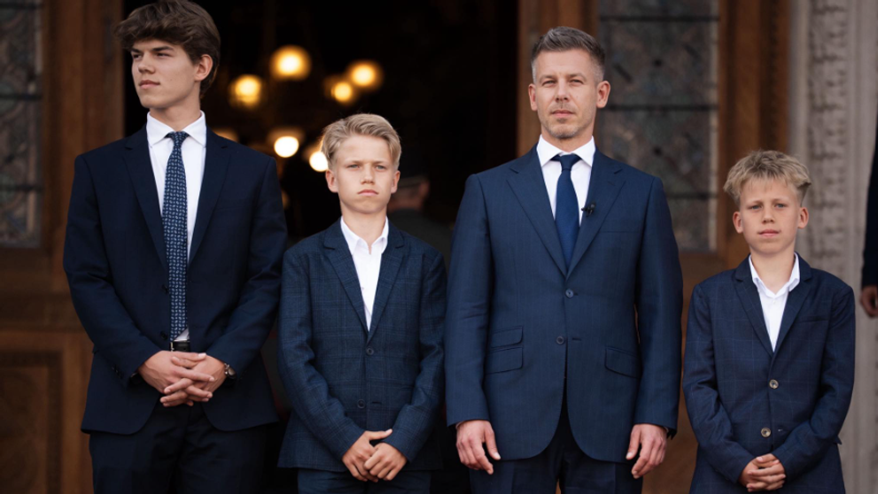 Péter Magyar a venit cu cei trei fii ai săi la învestire! Cum arată mama lor, de care premierul e divorțat