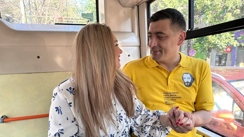 ALEGERI 2024: George Simion, cu tricou în culoarea partidului, la secţia de votare. Ce mesaj inedit și-a imprimat pe piept: „Viața nu merită trăită...