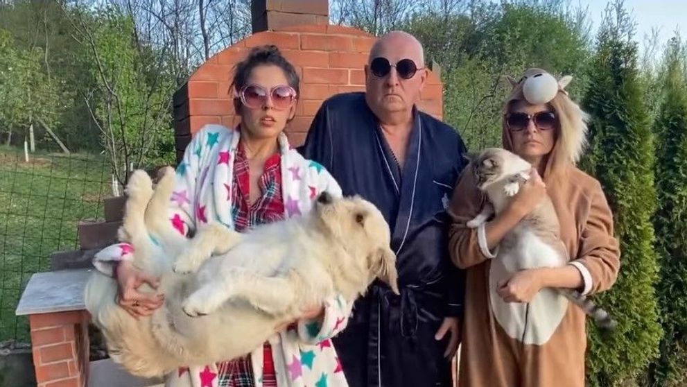 Bebe Cotimanis, creativ în izolare. Actorul, clip amuzant alături de iubita lui