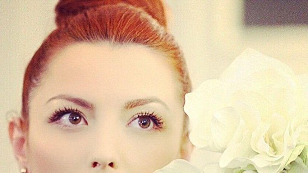 Ar putea oricand sa se dea drept sora geamana a fiicei ei. Poza in care Elena Gheorghe si mama sa pot fi usor confundate