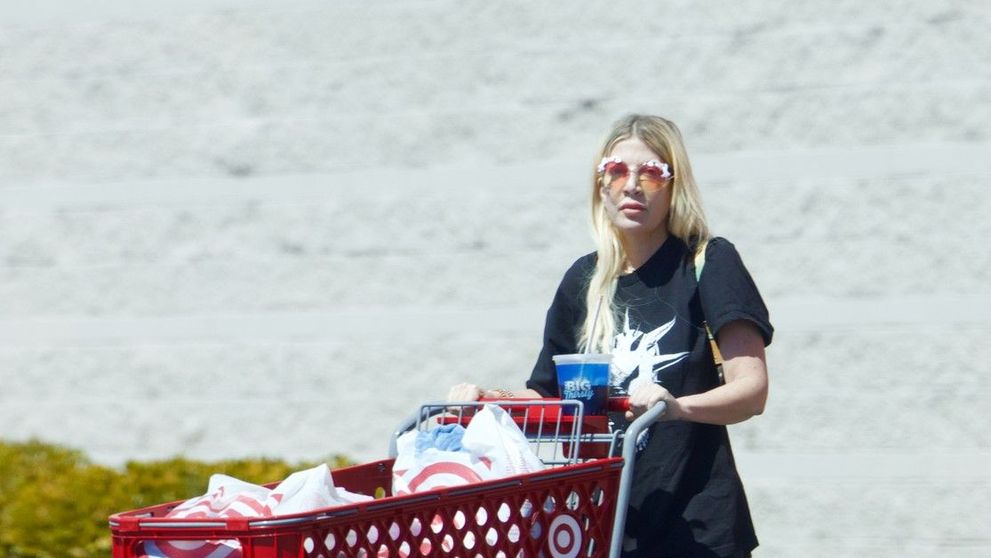 Decăderea lui Tori Spelling, răsfățata Hollywood-ului: de la lux și opulență la viața într-un motel ieftin cu 5 copii