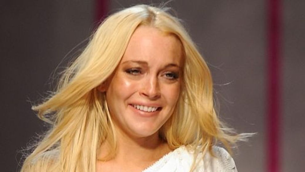Lindsay Lohan, ingenunchiata in fata unui bar din New York! Crezi ca se imbatase?