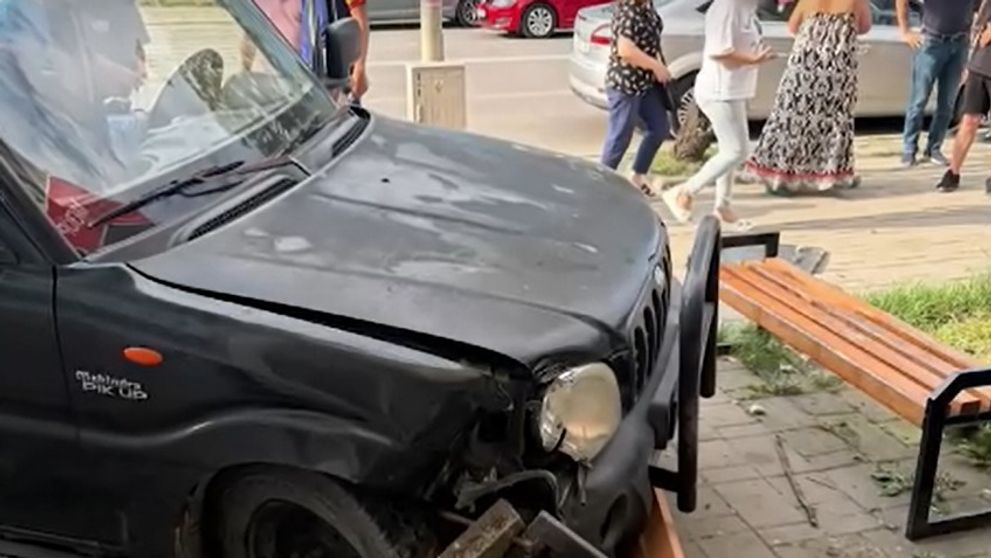 O femeie din Tulcea, care stătea pe bancă în fața blocului, a murit după ce a fost lovită de o mașină. Cum s-a întâmplat totul