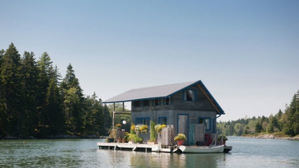 Un cuplu si-a construit casa visurilor in mijlocul unui lac. Cum arata interiorul locuintei te va face sa-ti doresti sa fii acolo - FOTO