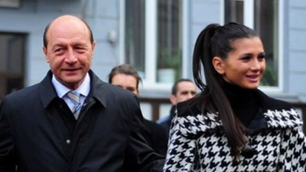 Prima fotografie cu fetita Elenei Basescu. Cum arata Traian Basescu in postura de bunic