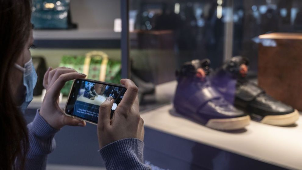 Cea mai mare sumă plătită pentru o pereche de adidași, surpriza casei de licitații Sotheby’s