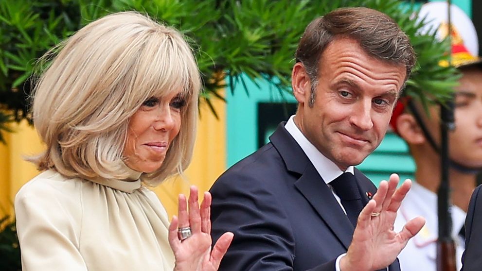 De ce pare că Brigitte Macron  l-a pocnit în nas pe Emmanuel Macron. Un martor aflat în avionul prezidențial povestește ce s-a întâmplat în realitate