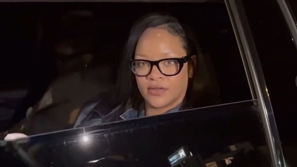 Reacția hilară a Rihannei când un fan i-a spus că vrea să-și tatueze autograful ei pe mână! Scena a fost filmată și a adunat aproape 2 milioane de vizualizări: „Aș fi luat-o razna...”