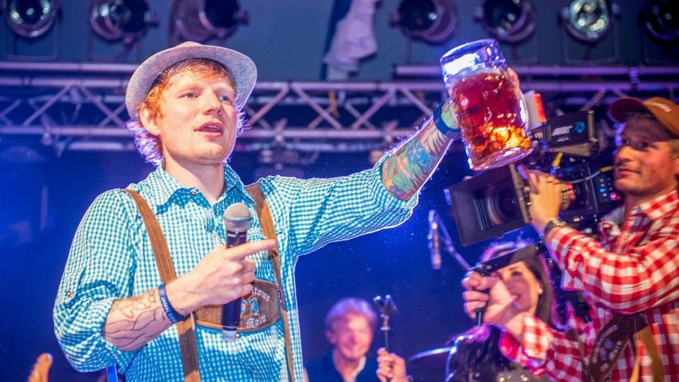 Suma fabuloasă cu care s-a vândut halba de bere din care a băut Ed Sheeran la Oktoberfest-ul de la Frankfurt