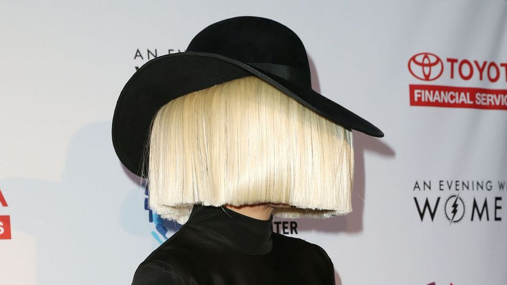 Sia, asa cum rar ai mai vazut-o pana acum. Cum a fost surprinsa artista in timp ce se afla pe aeroport