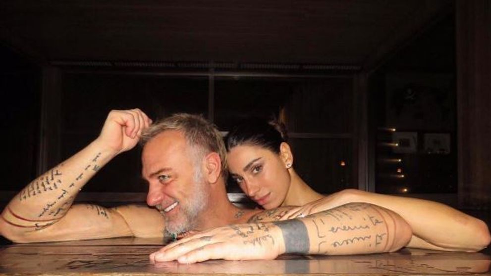 Iubita lui Gianluca Vacchi, aparitie wow in costum de baie. Cat de bine arata femeia care l-a cucerit pe italian