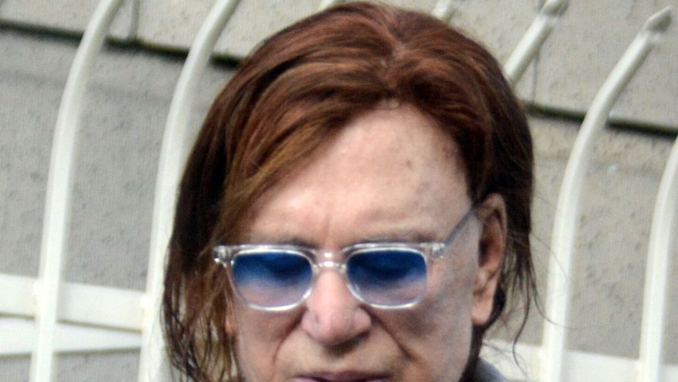 După ce a fost surprins slăbit și chel, Mickey Rourke a apărut acum cu o perucă roșcată, cu păr lung. Pare cu 20 ani mai tânăr