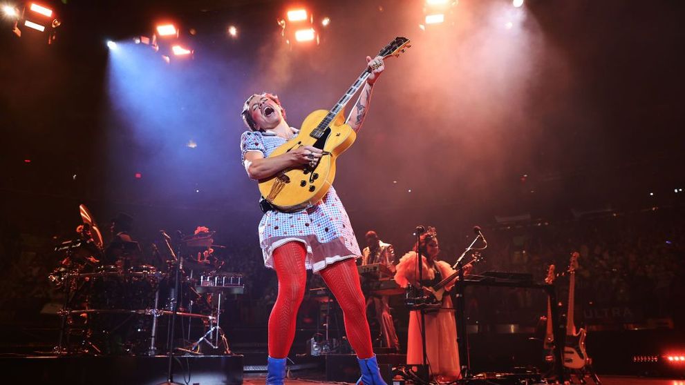 Harry Styles s-a deghizat în Dorothy din Vrăjitorul din Oz, pentru un spectacol special de Halloween