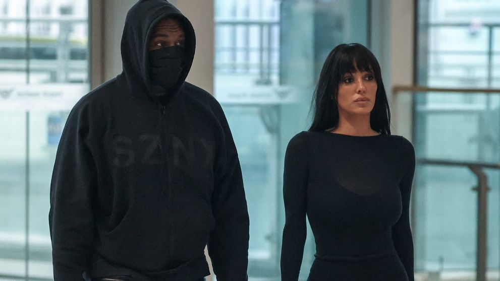 Se zvonește că e la un pas de divorț, dar șochează cu un nou look. Cum arată Bianca, nevasta lui Kanye West, cu părul scurt și vopsit roz