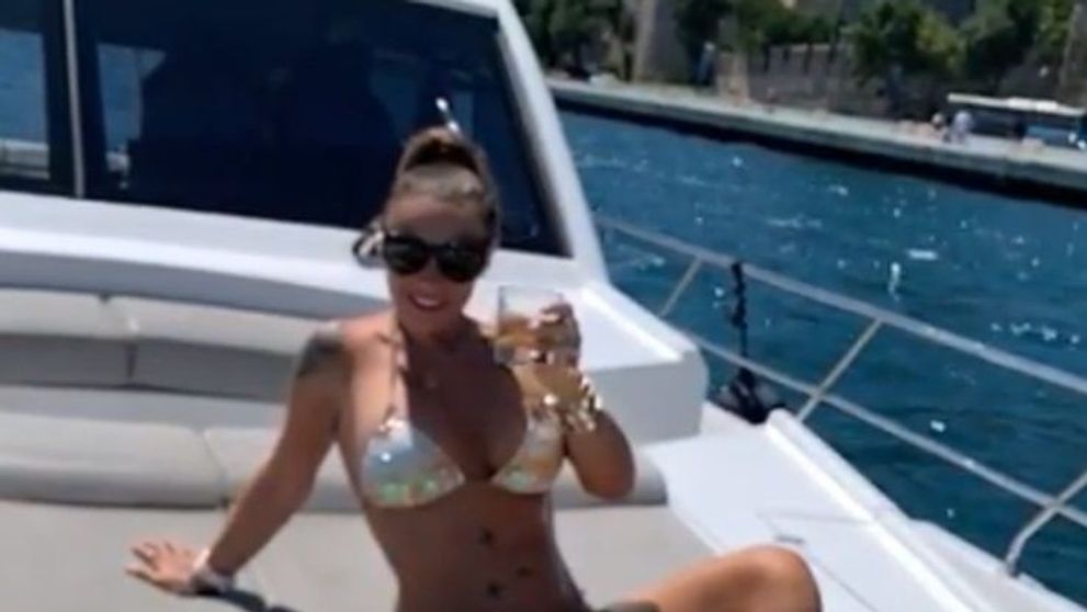 Anamaria Prodan, sexy pe yacht! S-a lăsat filmată în costum de baie și arată mai bine ca niciodată
