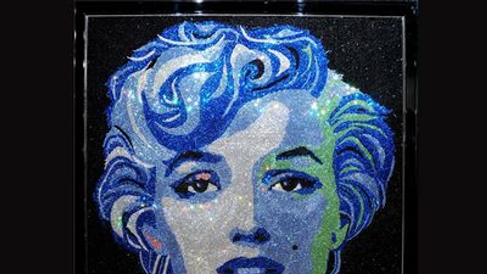 Rihanna si-a cumparat un tablou urias cu Marilyn Monroe, realizat din cristale Swarovski. <span style=