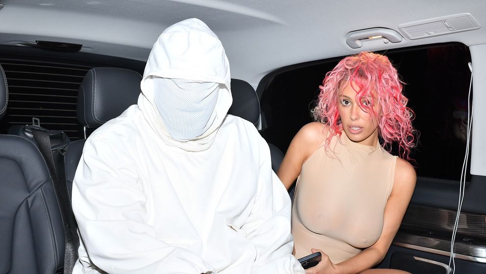 După o pauză binevenită, Kanye West și Bianca Censori și-au reluat aparițiile ridicole. Ținutele bizare cu care au apărut de data asta