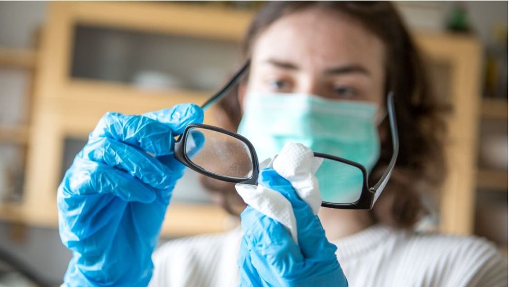 Cercetătorii au analizat dacă cei care poartă ochelari iau mai repede sau mai greu noul coronavirus! Rezultatele surprind