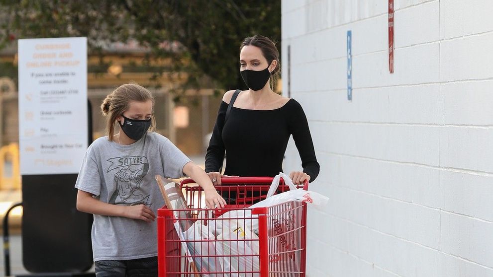 Angelina Jolie a fost surprinsă la cumpărături alături de fiica sa. Detaliul cu care actrița a atras atenția