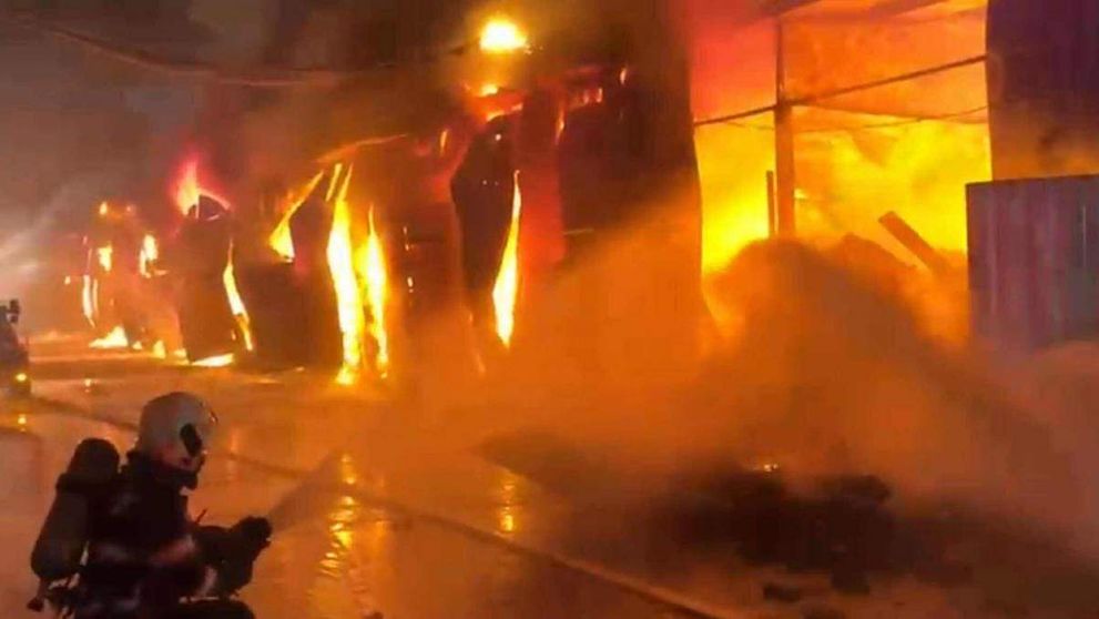 Cum arată complexul Dragonul Roșu după incendiul devastator. Imagini dezolante cu halele care erau pline de marfă
