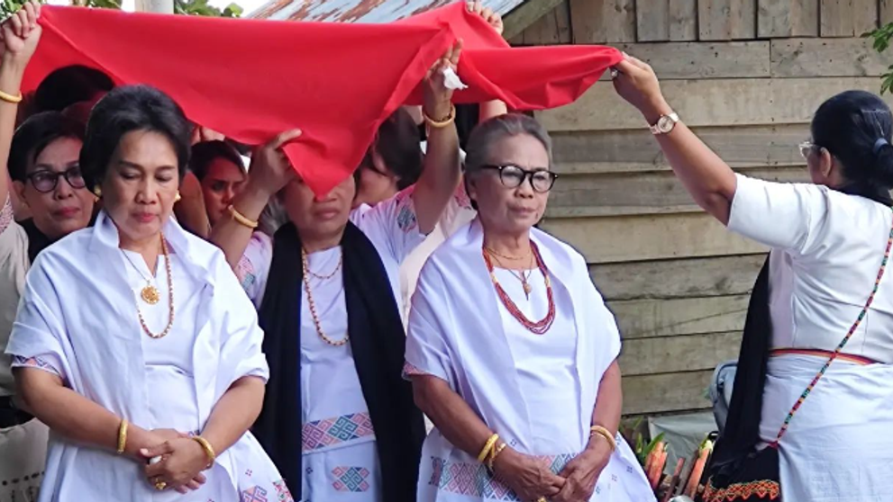Altă viziune asupra morții și a ritualului de înmormântare. Experiența pe care au avut-o doi turiști români în Indonezia