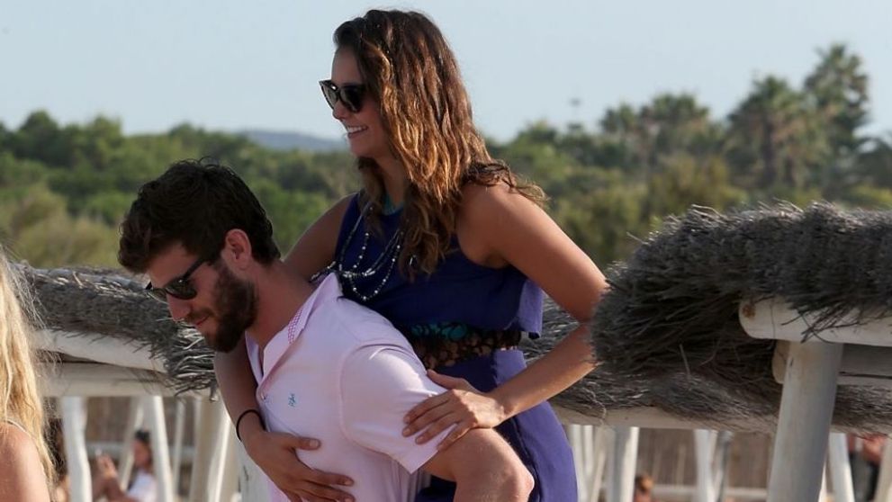 Nu si-a putut dezlipi mainile de pe ea. Nina Dobrev si iubitul, scene pasionale intr-o parcare din New York