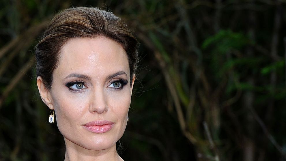 Angelina Jolie la 50 de ani: 10 apariții fabuloase pe covorul roșu care au făcut istorie