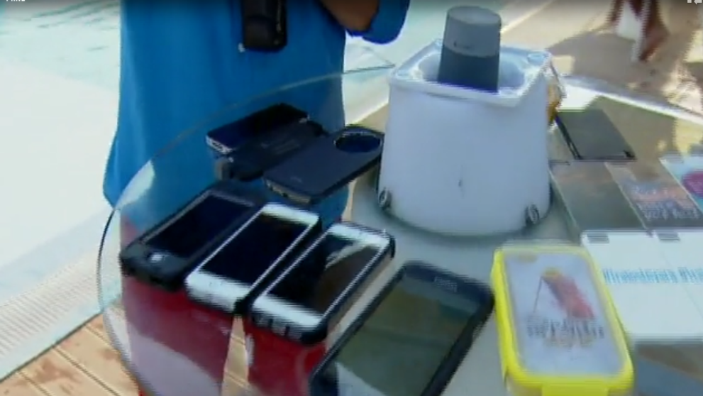 George Buhnici da cu telefoanele de pamant