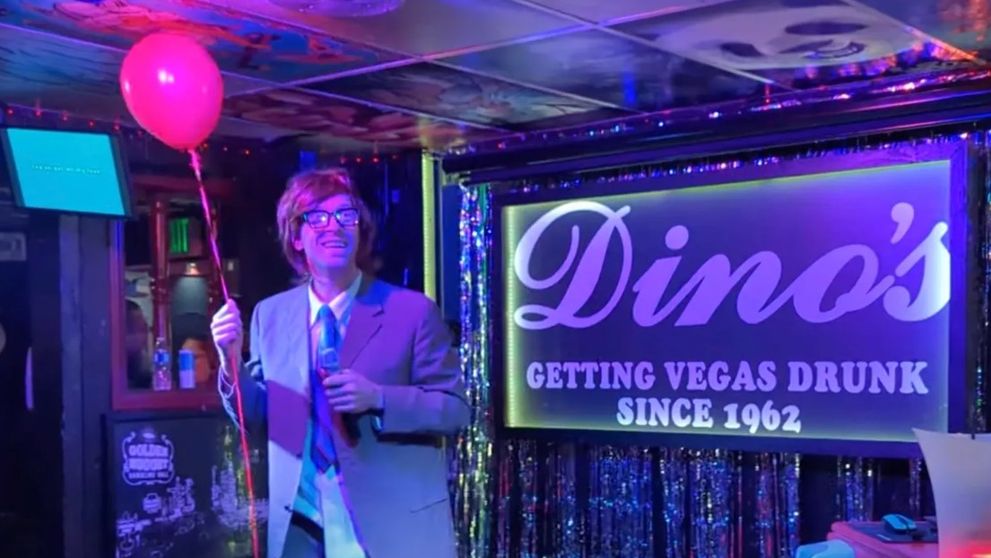 Și-a pus perucă, ochelari de vedere și un costum ponosit și a mers într-un bar cu karaoke. Reacția petrecăreților când și-au dat seama ce artist celebru au în față: „Cea mai mare surpriză a anului!”