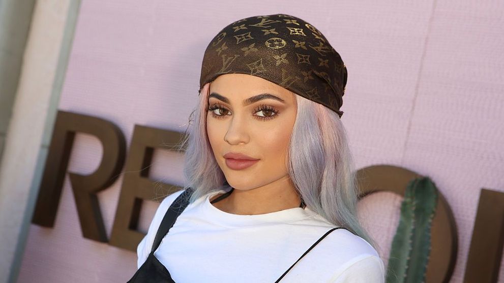 Pare o pereche obișnuită de blugi, dar adevărul este altul. Cât valorează pantalonii pe care i-a purtat Kylie Jenner