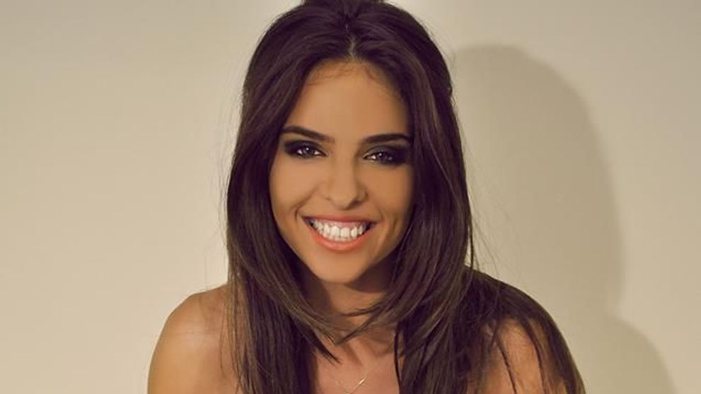 Noua bomba sexy din muzica romaneasca le face concurenta Innei si Antoniei. Cat de frumoasa este Mellina