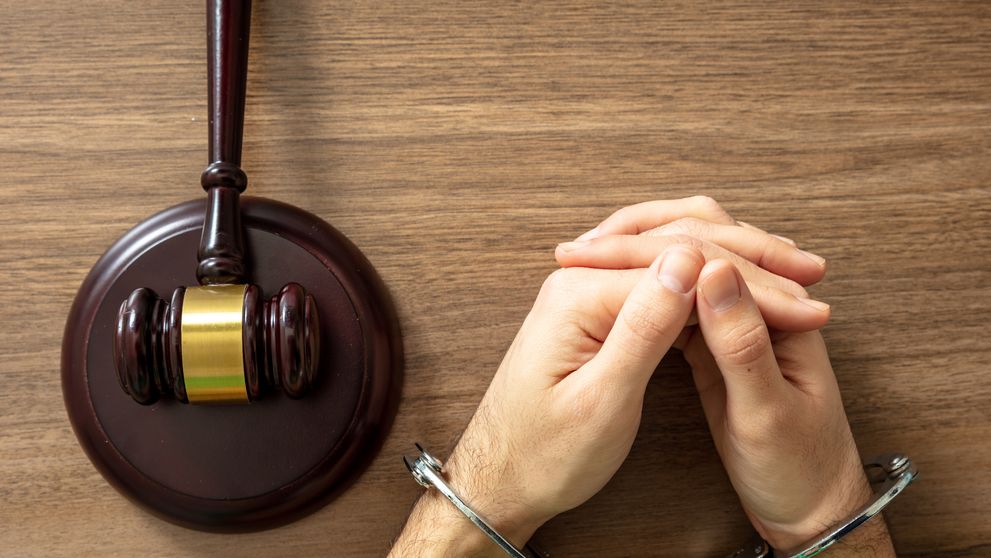Sentință fără precedent: Tată din Alba Iulia condamnat la 3 ani de închisoare după ce și-a convins fiul că mama lui vrea să îi facă rău. Băiatul ajunsese să leșine în prezența ei