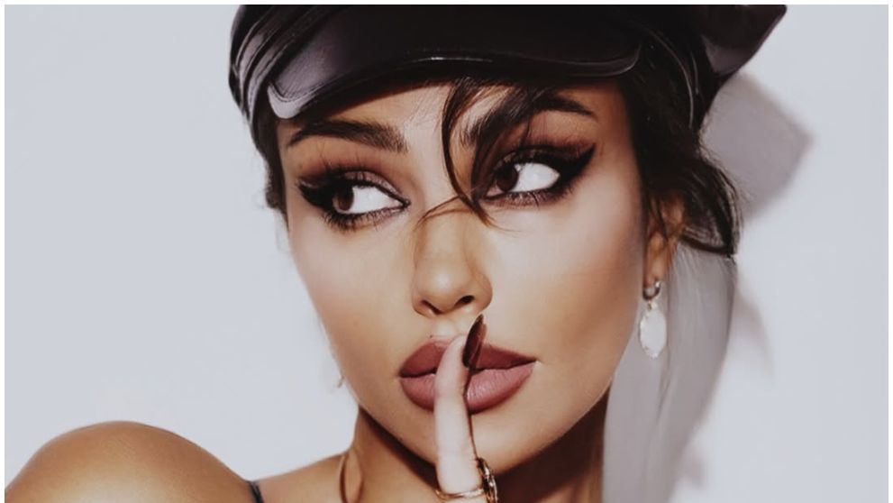 Mădălina Ghenea, foarte aproape de un accident vestimentar după ce și-a etalat picioarele perfecte într-o rochie ultra scurtă