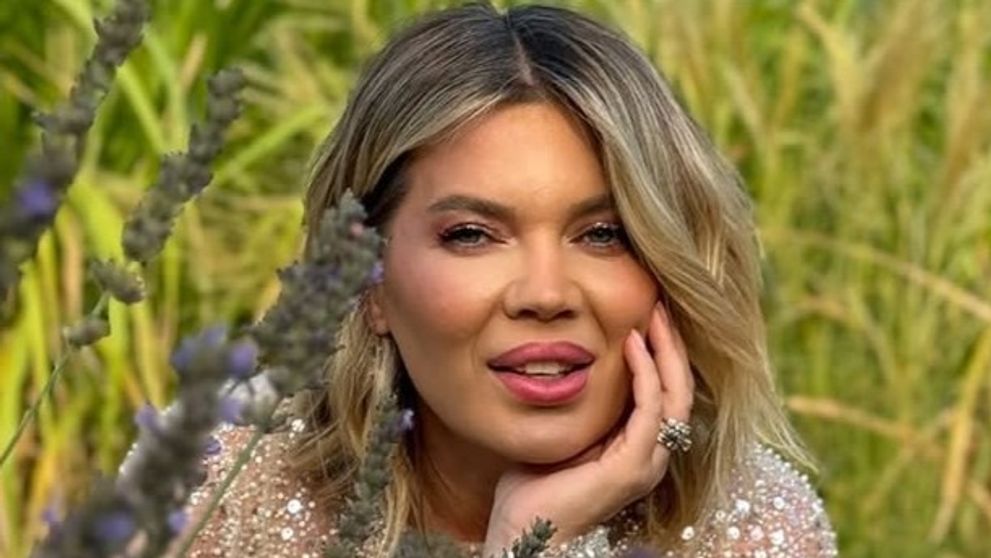 Gina Pistol face furori în rochie lila mulată. Look seducător pe coperta unei reviste