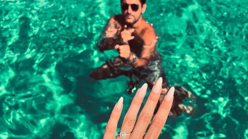 Se anunță nuntă mare în showbiz! Celebrul artist român și-a cerut în căsătorie iubita cu 20 de ani mai tânără ca el: „Dumnezeu ne iubește”