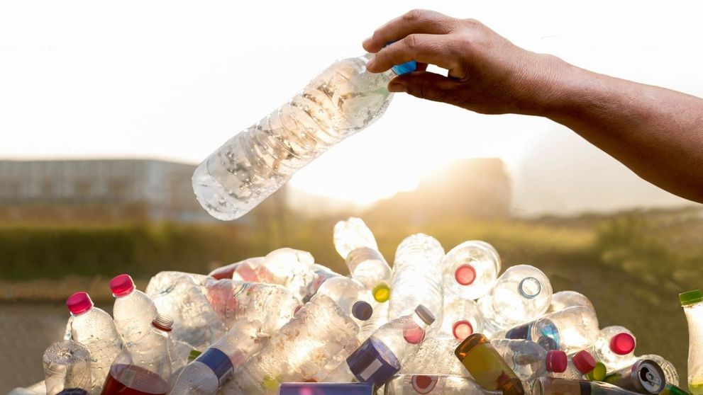 Știați că din 10 PET-uri poate fi fabricat un tricou? Cum folosim plasticul reciclat în viața de zi cu zi