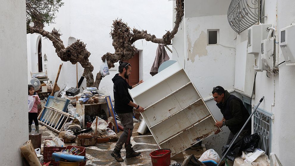 Imagini dezolante din Mykonos și Paros. Localnicii curăță străzile pline de nămol după ploile abundente care au provocat alunecări