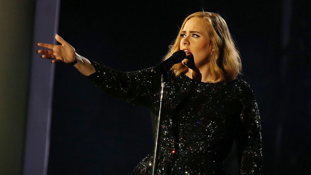 Adele a invitat o fana pe scena, iar ce a urmat e viral. Cine e artista celebra pe care cantareata nu a recunoscut-o