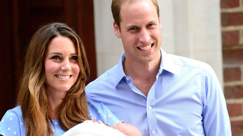 Primele imagini de la botezul printului George. Cum arata bebelusul lui Kate Middleton si al printului William la 3 luni