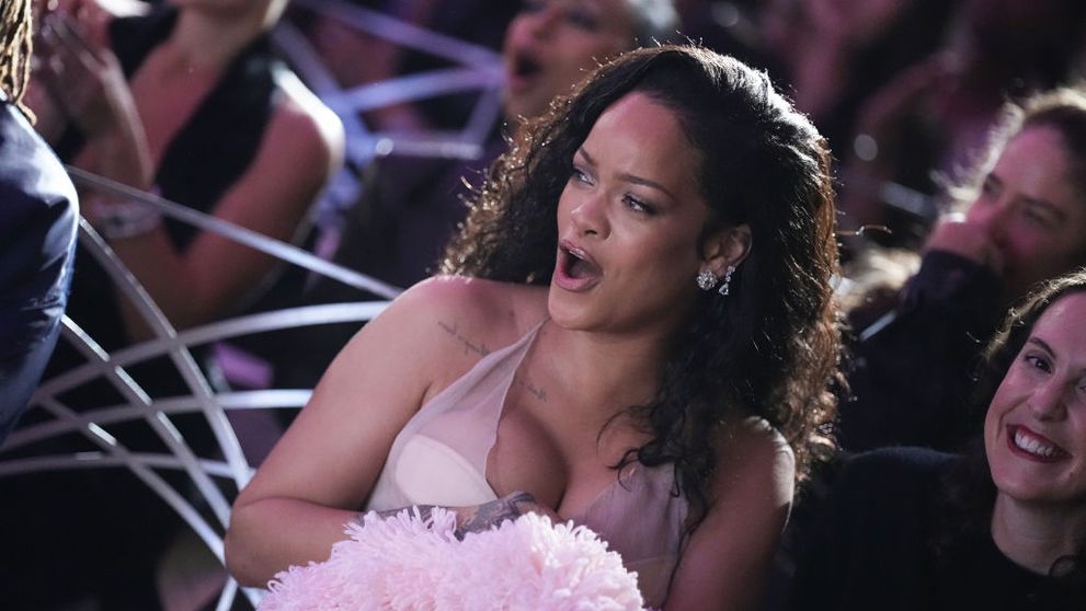 Rihanna, apariție de peste jumătate de milion de dolari! Doar blana artificială pe care a purtat-o la Săptămâna Modei de la New York costă 20.000 $