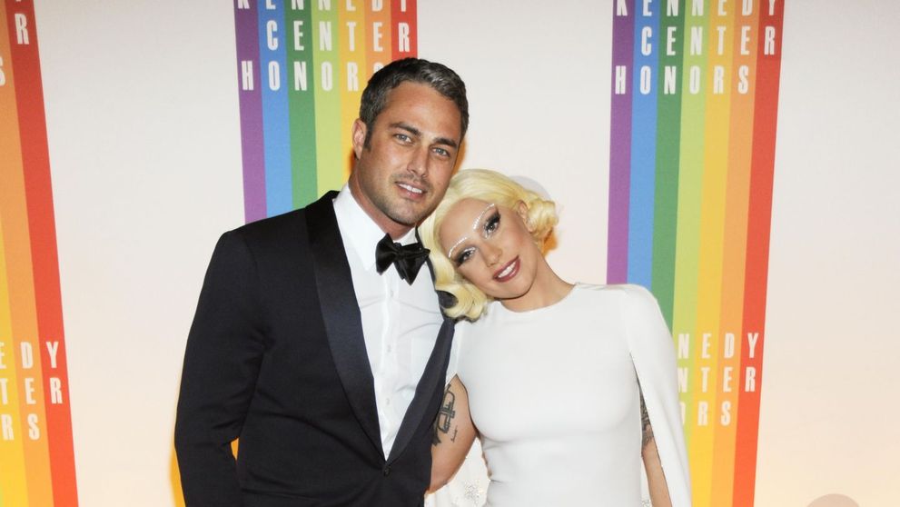 In spatele aparitiilor extravagante se ascunde o femeie normala. Cum arata Lady Gaga si iubitul in cele mai recente poze