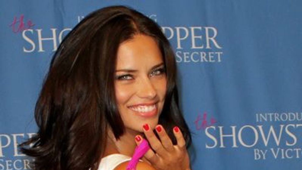 Adriana Lima, cu sutienul pe umar la o petrece din New York