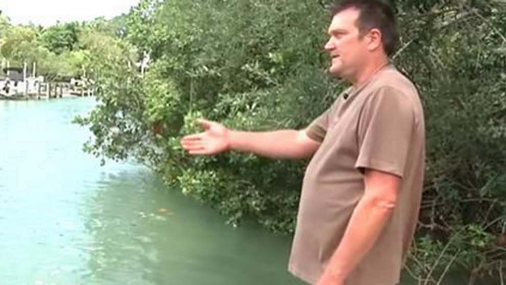 A vazut ceva ciudat in apa si a inceput imediat sa filmeze! Nu i-a venit sa creada cand si-a dat seama ce era de fapt
