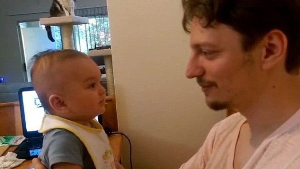 Clipul care a ajuns viral. Ce se intampla cu acest bebelus la cateva secunde dupa ce tatal ii spune 
