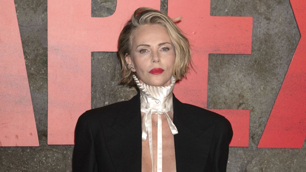 La 50 de ani, Charlize Theron, spune că nu mai poate să trăiască cu un bărbat, dar i-a plăcut aventura de o noapte cu unul de 26 de ani: ”Spectaculos”