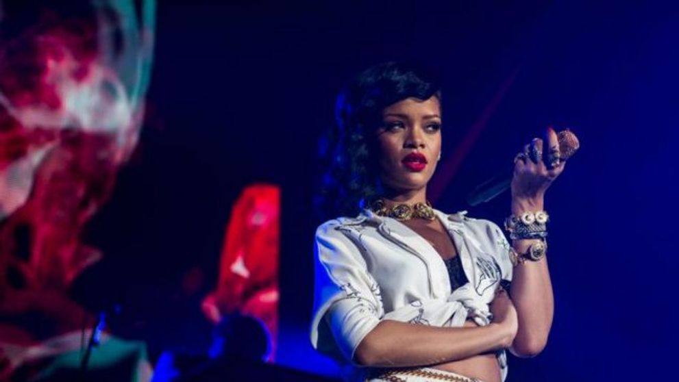 Aparitia care a captat instantaneu atentia paparazzilor. Tinuta nepotrivita cu care Rihanna a iesit la plimbare, de ziua ei