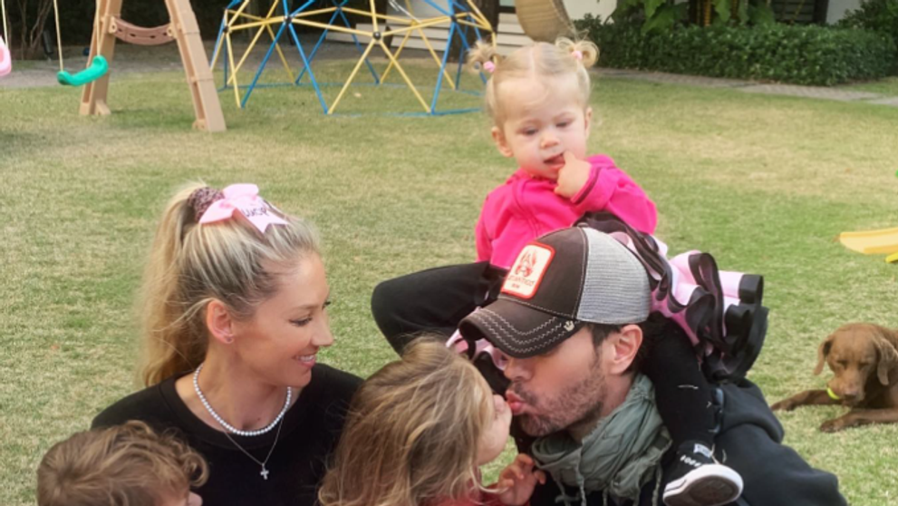 Anna Kournikova, imagine rară cu toată familia. Fosta jucătoare de tenis s-a pozat cu Enrique Iglesias și cei trei copii