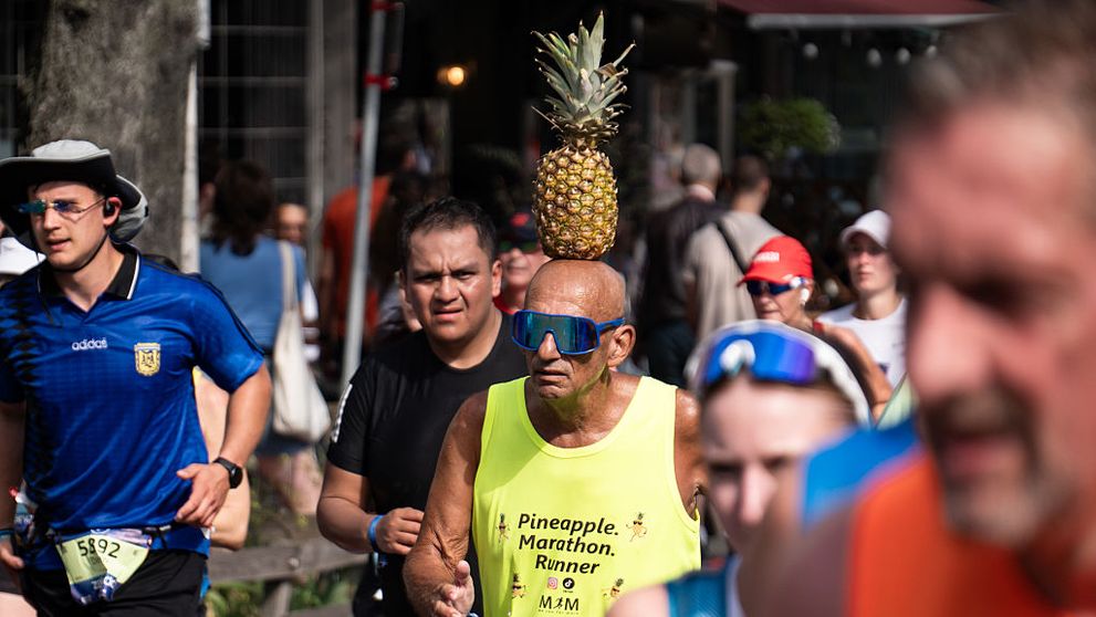 La 71 de ani, a alergat 42 de km cu un ananas pe cap și nu l-a scapăt nici măcar o dată! Maratonistul care face senzație la competițiile din toată lumea