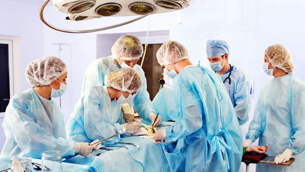 Operatie rara in lume, in premiera in Romania. Pacienta, o fetita de 2 ani care s-a nascut cu patru vertebre in plus